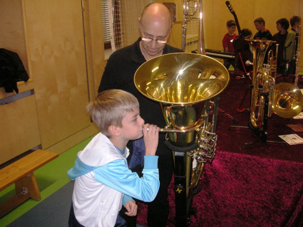 Wir lernen verschiedenste Instrumente kennen musik2011_3_03